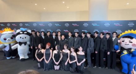 ศิลปินหญิงคุกเข่านั่งพื้น ศิลปินชายยืนกันนิ่ง