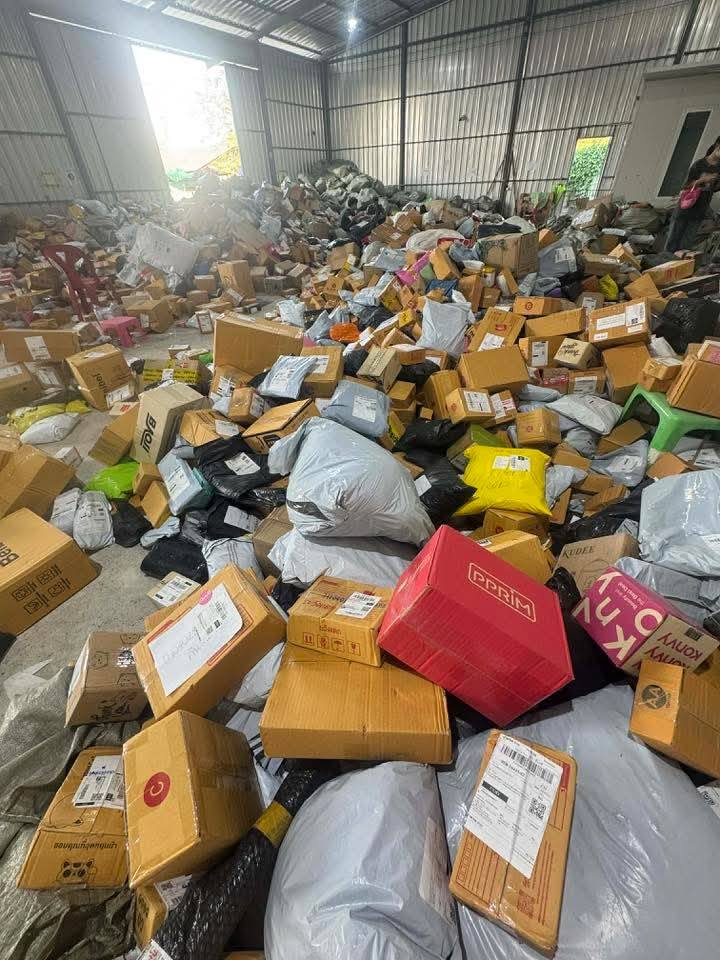 โกดังสินค้าขนส่งดัง