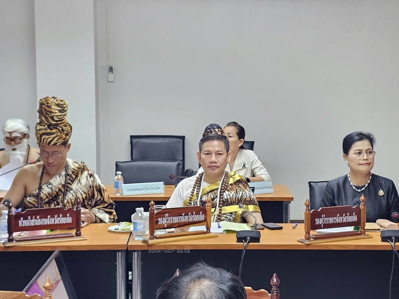 ผู้ว่าฯ ร้อยเอ็ดนำทีมข้าราชการแต่งธีมมหาเวสสันดรชาดก