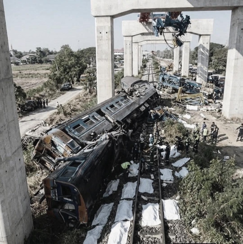 เครนถล่มทับรถไฟ เครนถล่มทับรถไฟ