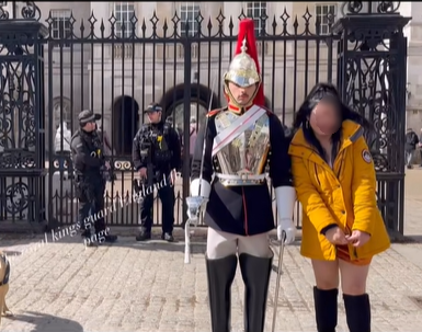 สาวไทยถ่ายรูปคู่ทหารรักษาพระองค์หน้าพระราชวังอังกฤษ