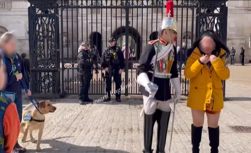 สาวไทยถ่ายรูปคู่ทหารรักษาพระองค์หน้าพระราชวังอังกฤษ
