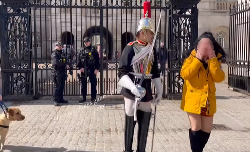สาวไทยถ่ายรูปคู่ทหารรักษาพระองค์หน้าพระราชวังอังกฤษ
