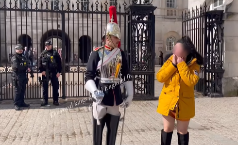 สาวไทยถ่ายรูปคู่ทหารรักษาพระองค์หน้าพระราชวังอังกฤษ