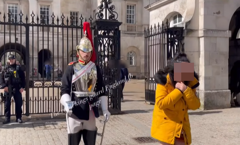 สาวไทยถ่ายรูปคู่ทหารรักษาพระองค์หน้าพระราชวังอังกฤษ