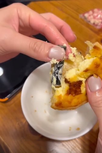 ทาร์ตไข่ร้านดังในไต้หวัน เจอถ่าน AAA ทั้งก้อน