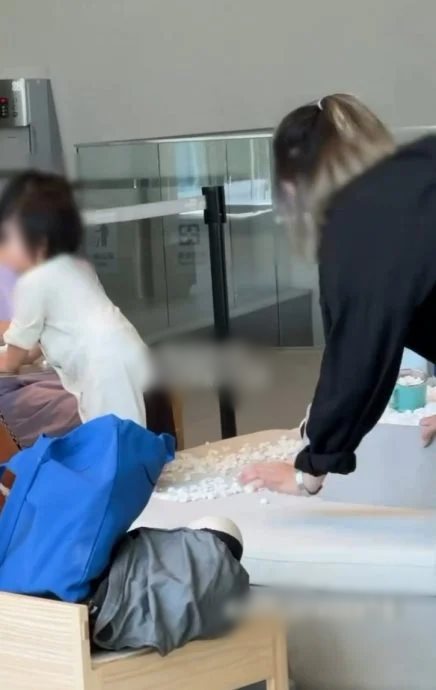 ลูกเล่นหินตกแต่งในร้านคาเฟ่