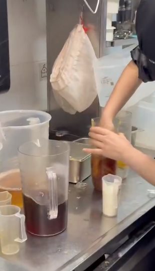 พนักงานร้านชงชาด้วยมือเปล่า