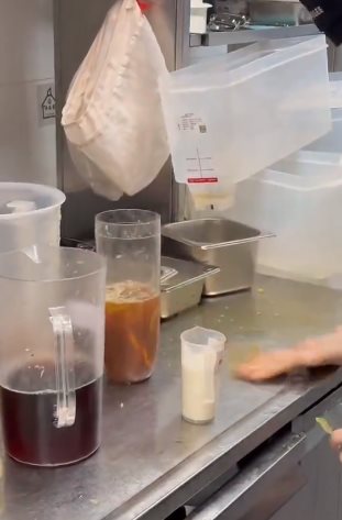 พนักงานร้านชงชาด้วยมือเปล่า