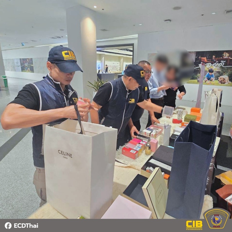 ร้านน้ำหอมหรู กลางห้างดัง ร้านน้ำหอมหรู กลางห้างดัง