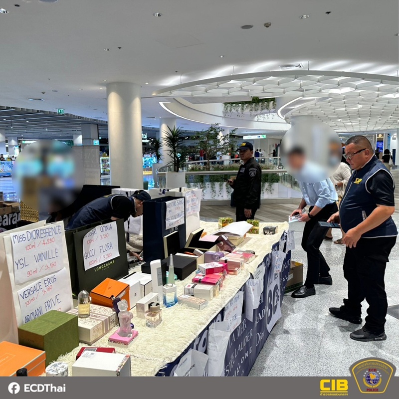 ร้านน้ำหอมหรู กลางห้างดัง ร้านน้ำหอมหรู กลางห้างดัง