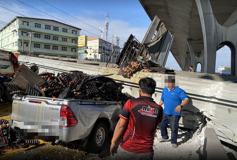 รถบรรทุกชนสะพานลอยบางนา-ตราด กม.34 ถล่มทับรถ