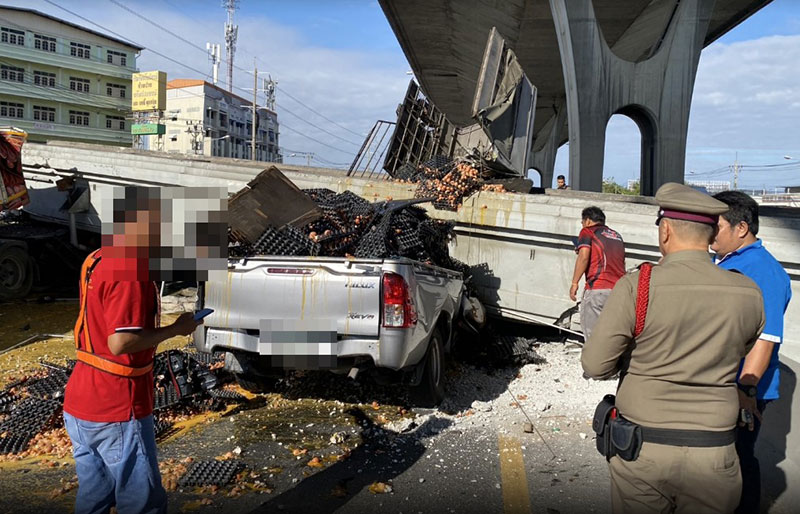 รถบรรทุกชนสะพานลอยบางนา-ตราด กม.34 ถล่มทับรถ