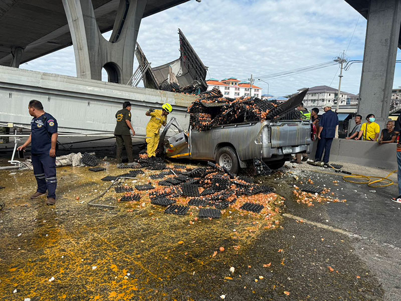 รถบรรทุกชนสะพานลอย บางนา-ตราด กม.34 ถล่มทับรถ