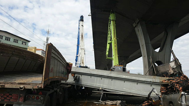 รถบรรทุกชนสะพานลอย บางนา-ตราด กม.34 ถล่มทับรถ