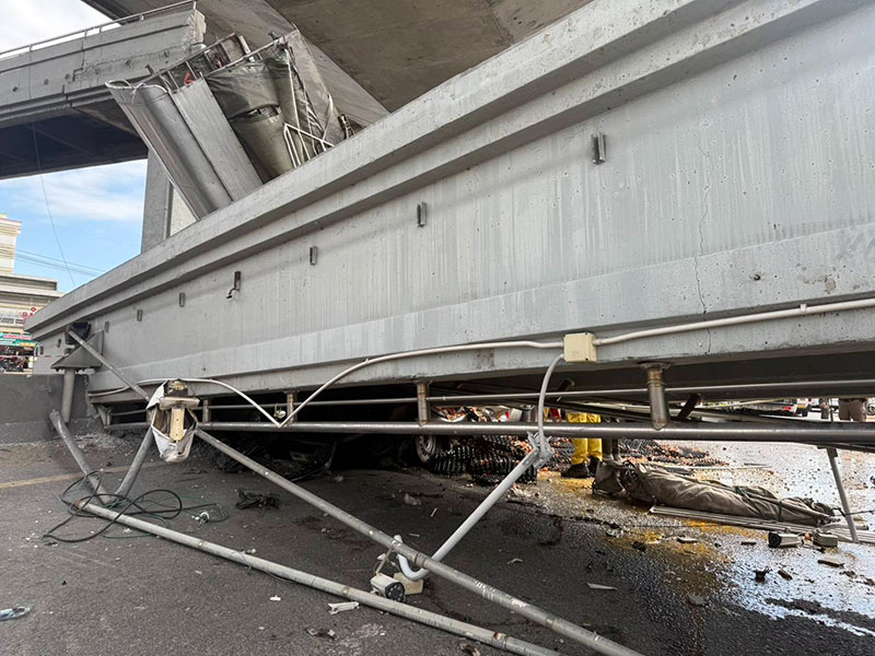 รถบรรทุกชนสะพานลอย บางนา-ตราด กม.34 ถล่มทับรถ