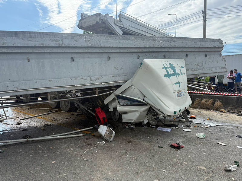 รถบรรทุกชนสะพานลอย บางนา-ตราด กม.34 ถล่มทับรถ