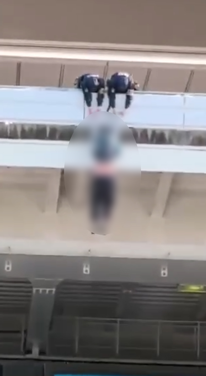 นทท. จีน นั่งบนราวกั้นชั้น 4 สนามบินญี่ปุ่น พลัดตกดับ