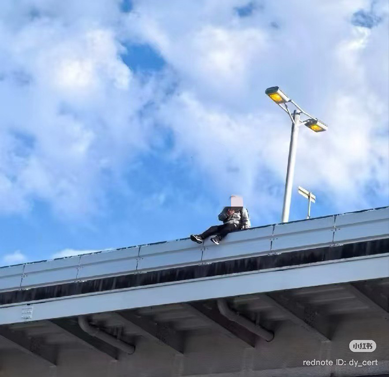 นทท. จีน นั่งบนราวกั้นชั้น 4 สนามบินญี่ปุ่น พลัดตกดับ