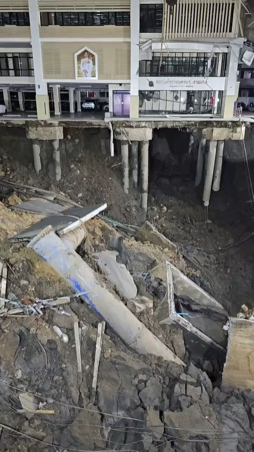 ผู้ว่าเผยสาเหตุ ทำไมโยนกระสอบทรายลงในถนนทรุด