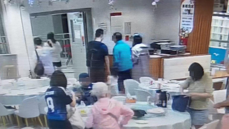 ร้านสุดทน ลูกค้ากินราคาเกือบครึ่งหมื่น ก่อนชักดาบต่อหน้าเด็ก