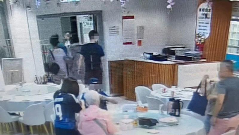 ร้านสุดทน ลูกค้ากินราคาเกือบครึ่งหมื่น ก่อนชักดาบต่อหน้าเด็ก