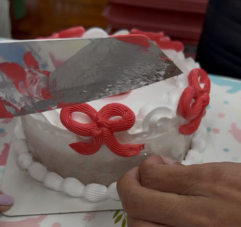 สั่งเค้กมาส่ง งงครอบพลาสติก-บีบครีมข้างนอก ร้านชี้แบบนี้ปกติ