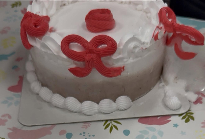 สั่งเค้กมาส่ง งงครอบพลาสติก-บีบครีมข้างนอก ร้านชี้แบบนี้ปกติ