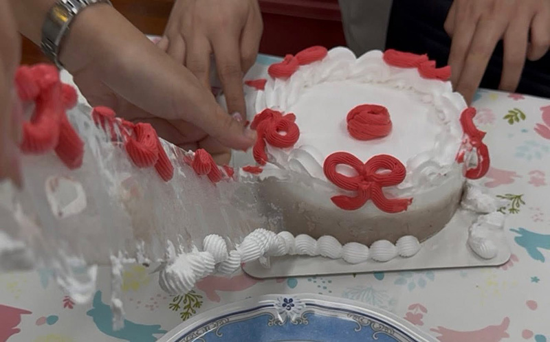 สั่งเค้กมาส่ง งงครอบพลาสติก-บีบครีมข้างนอก ร้านชี้แบบนี้ปกติ