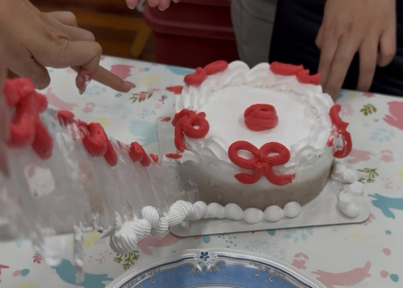 สั่งเค้กมาส่ง งงครอบพลาสติก-บีบครีมข้างนอก ร้านชี้แบบนี้ปกติ