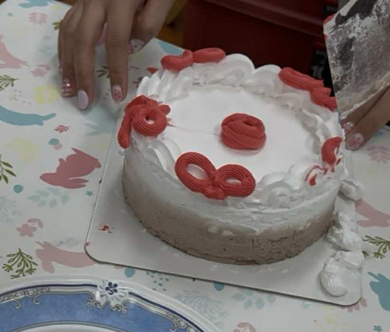 สั่งเค้กมาส่ง งงครอบพลาสติก-บีบครีมข้างนอก ร้านชี้แบบนี้ปกติ