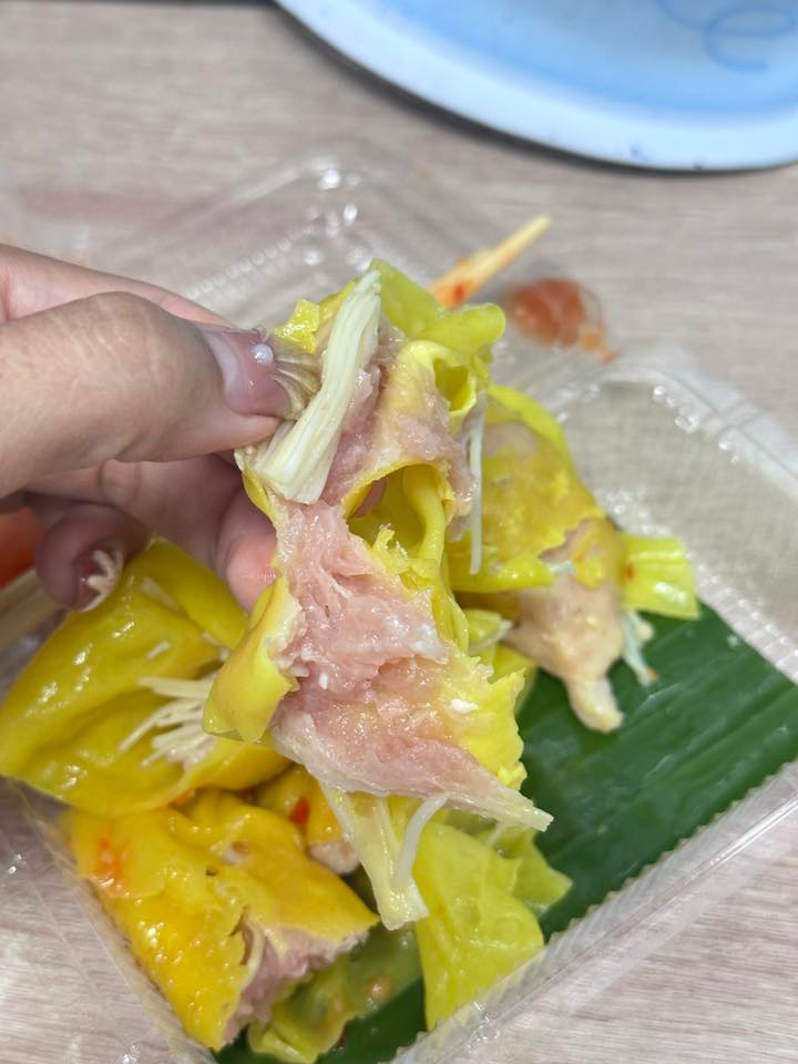 ซื้อเกี๊ยวหมู กินแล้วรสแปลก ๆ สะพรึงกับด้านใน เสี่ยงหูดับสุด ๆ