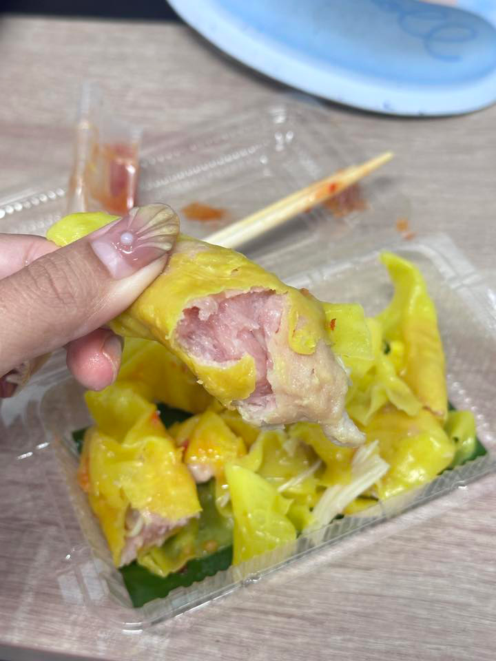 ซื้อเกี๊ยวหมู กินแล้วรสแปลก ๆ สะพรึงกับด้านใน เสี่ยงหูดับสุด ๆ