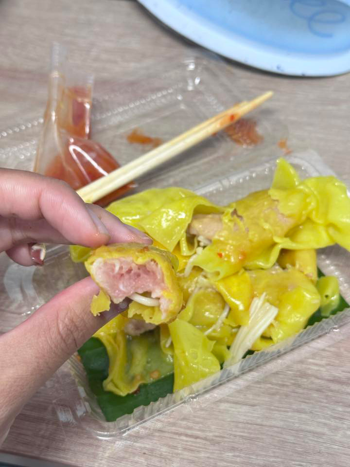 ซื้อเกี๊ยวหมู กินแล้วรสแปลก ๆ สะพรึงกับด้านใน เสี่ยงหูดับสุด ๆ