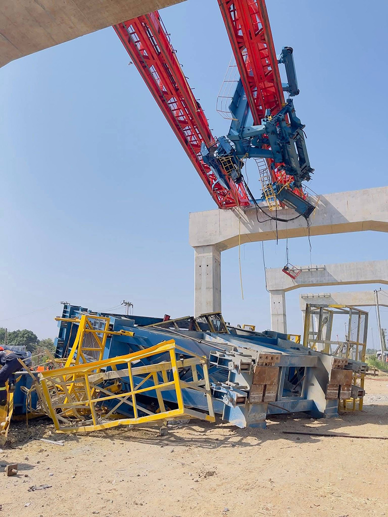 เครนถล่มทับรถไฟ