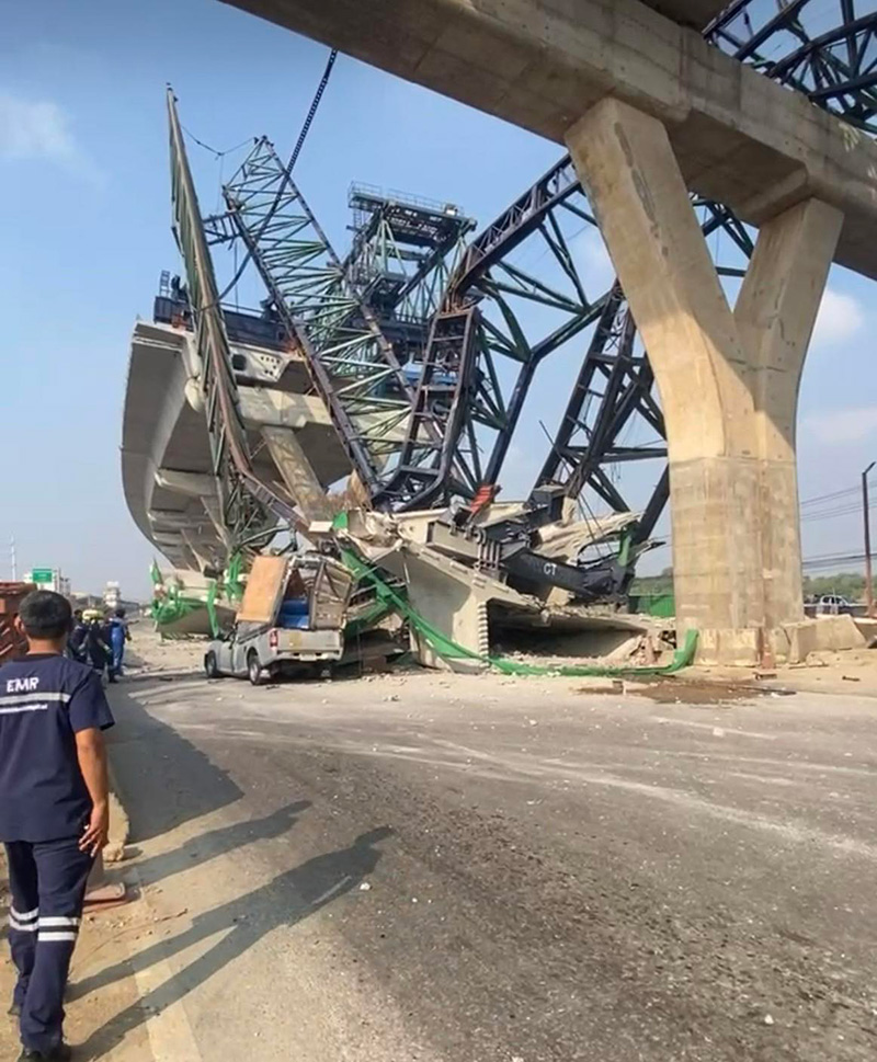 เครนถล่มทับรถไฟ