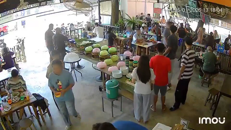 แม่เดือด ลูกชายเจอคนด่าเหวอกลางร้าน