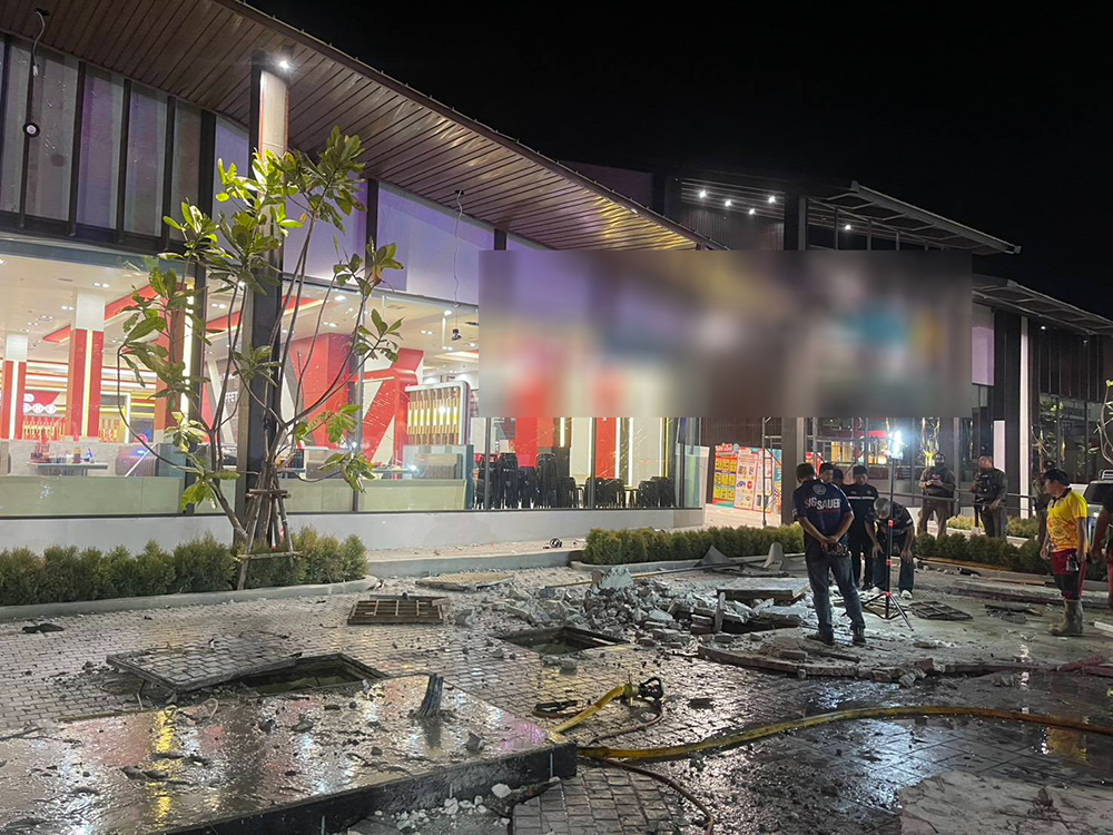 ช่างเชื่อมฝาท่อห้างดัง เจอแรงระเบิดอัดร่าง ช่างเชื่อมฝาท่อห้างดัง เจอแรงระเบิดอัดร่าง