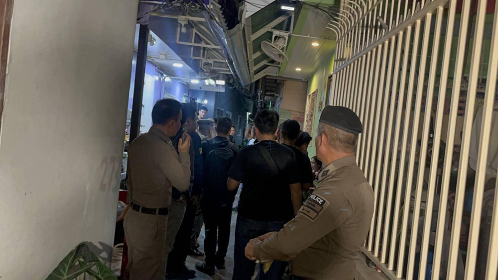 คนร้ายหนีคดีในชุมชนคลองเตย ยิงตำรวจ