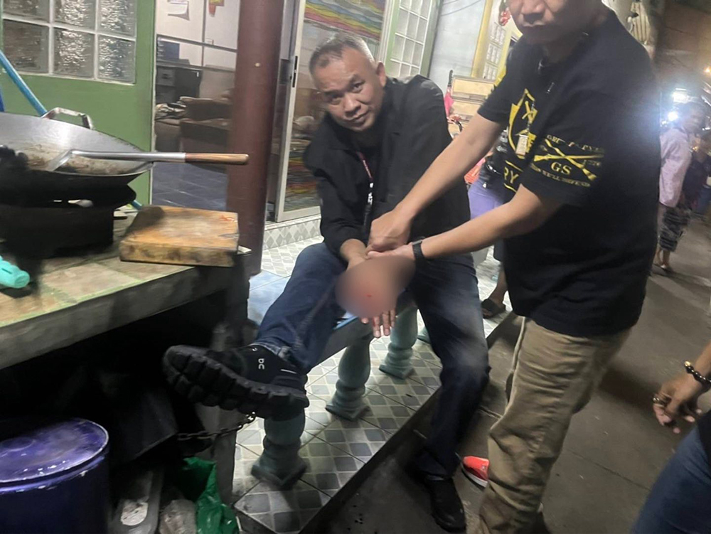 คนร้ายหนีคดีในชุมชนคลองเตย ยิงตำรวจ