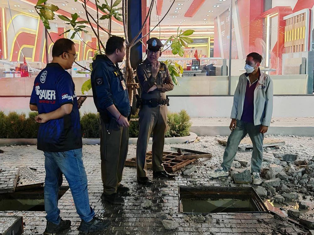 ช่างเชื่อมฝาท่อห้างดัง เจอแรงระเบิดอัดร่าง ช่างเชื่อมฝาท่อห้างดัง เจอแรงระเบิดอัดร่าง