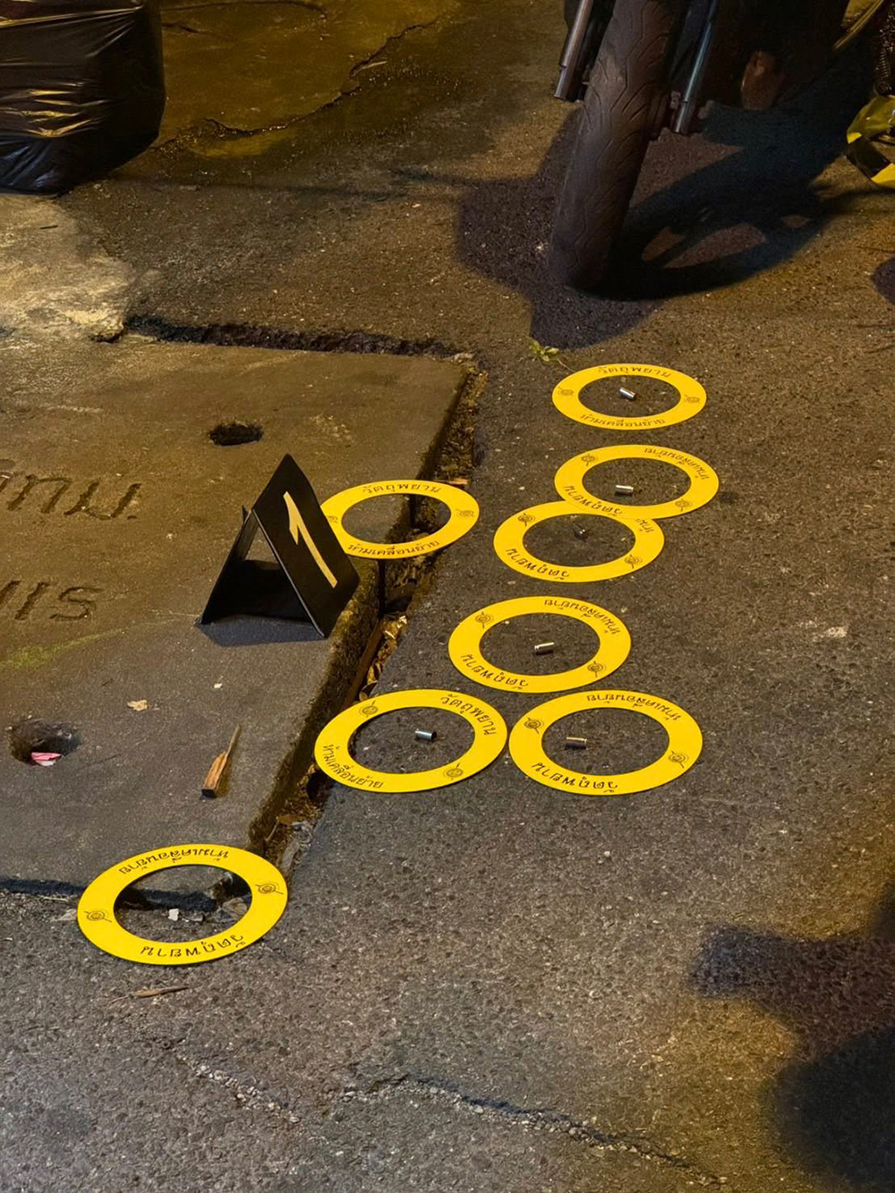 คนร้ายหนีคดีในชุมชนคลองเตย ยิงตำรวจ