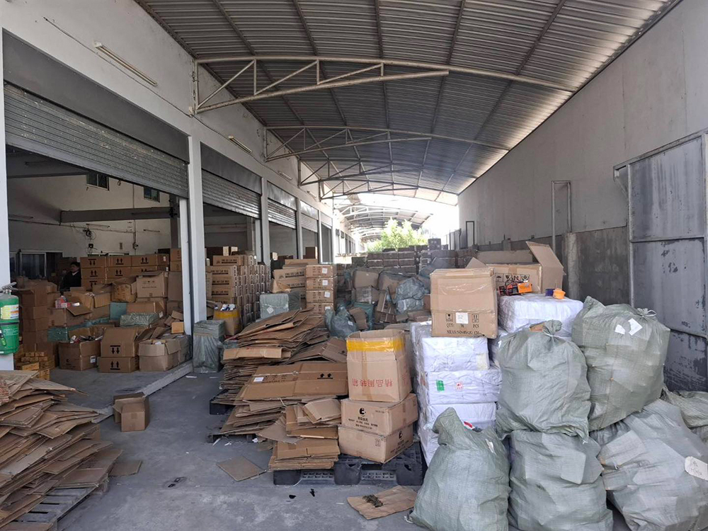 ทลายโกดังของปลอม สวมแบรนด์ดังเพียบ ทลายโกดังของปลอม สวมแบรนด์ดังเพียบ