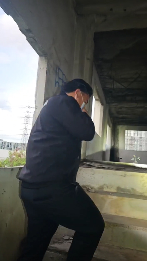 คนเร่ร่อนเก็บโทรศัพท์ เอาไปถ่ายโครงกระดูก