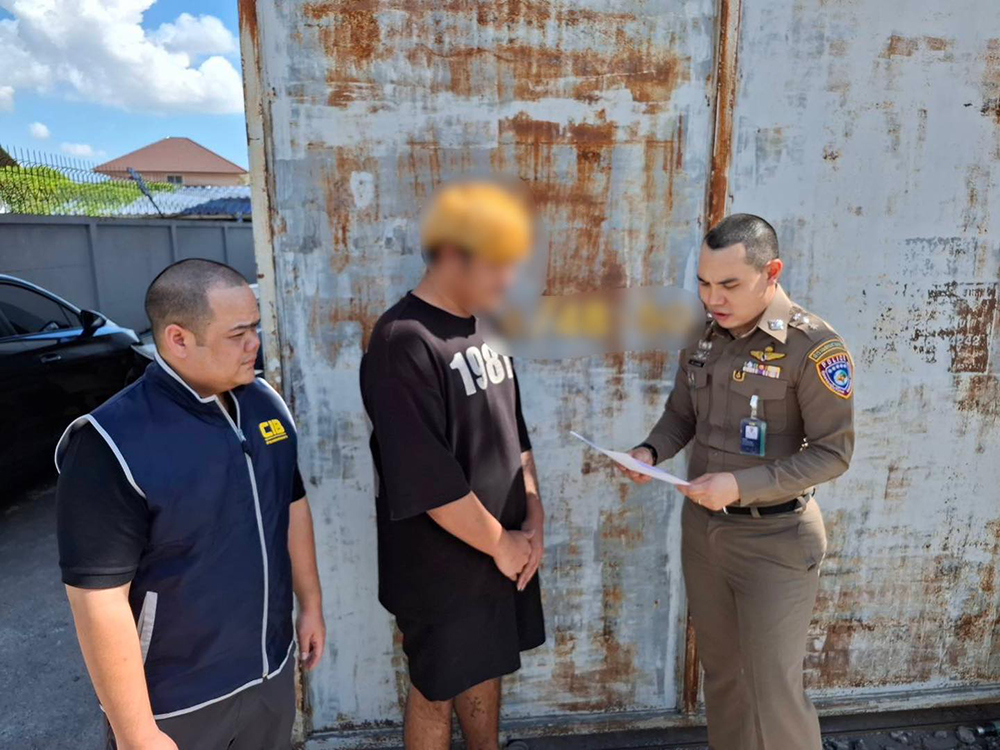 ทลายโกดังของปลอม สวมแบรนด์ดังเพียบ ทลายโกดังของปลอม สวมแบรนด์ดังเพียบ