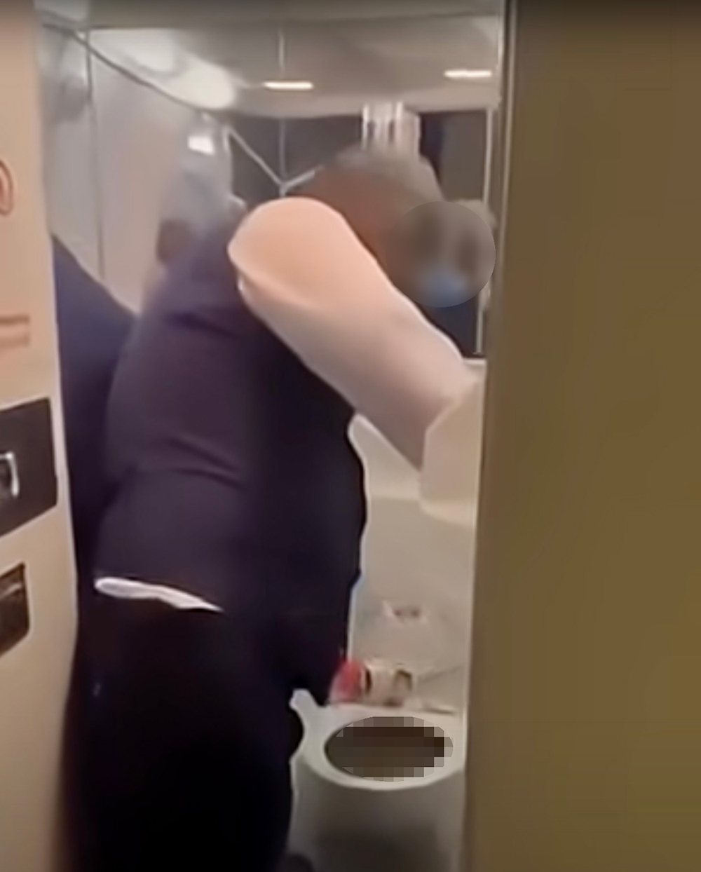 ฝันร้ายกลางฟ้า เครื่องบินส้วมตันทั้งลำ