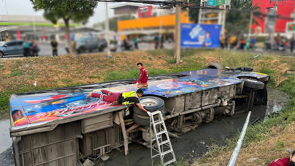 รถบัสรับส่งพนักงานพลิกตกข้างทาง รถบัสรับส่งพนักงานพลิกตกข้างทาง