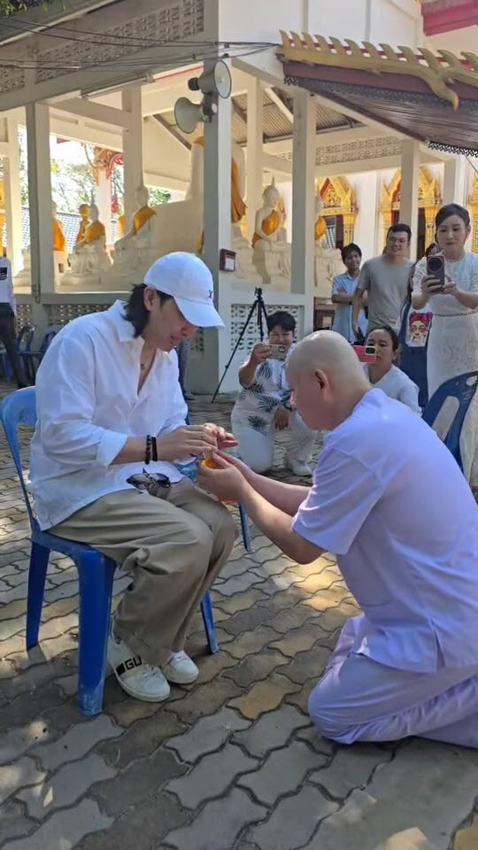 ทนายแก้ว นุ่งชุดขาว เข้าพิธีอุปสมบท