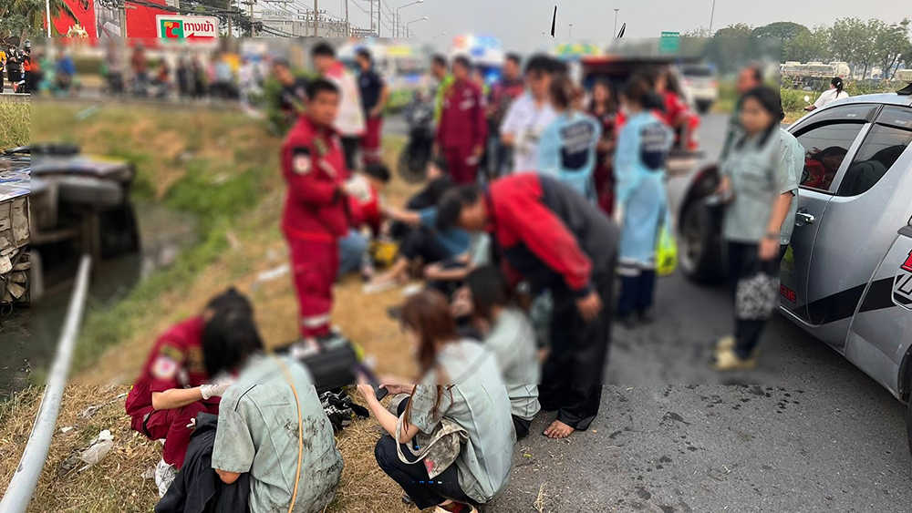 รถบัสรับส่งพนักงานพลิกตกข้างทาง รถบัสรับส่งพนักงานพลิกตกข้างทาง