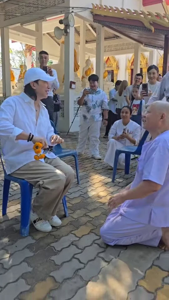 ทนายแก้ว นุ่งชุดขาว เข้าพิธีอุปสมบท